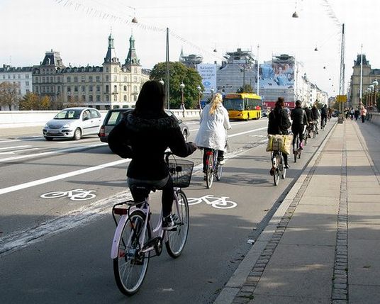 Kodaň. Po tomto moste v Kodani prejde denne 36 000 cyklistov. Šírku cyklopruhu preto zdvojnásobili. Video ako to funguje. Foto: www.copenhagenize.com