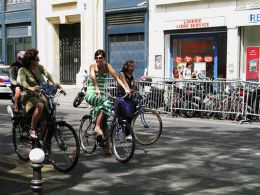 Paríž. Projekt verejných bicyklov Vélib&#039; spôsobil v Paríži revolúciu a behom jediného roka si bicykel získal obrovskú popularitu. Foto: www.copenhagencyclechic.com