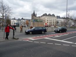 Kolín nad Rýnom. Predsadené státie cyklistov na križovatke. Foto: J. Semančík