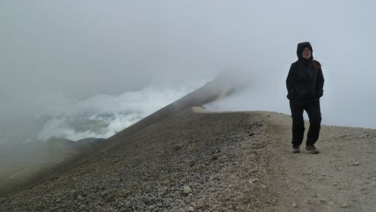 14 Na hrane krátera