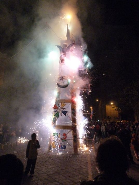 14 Veža chŕli iskry a síru