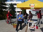 ...rozdáva letáky, ...