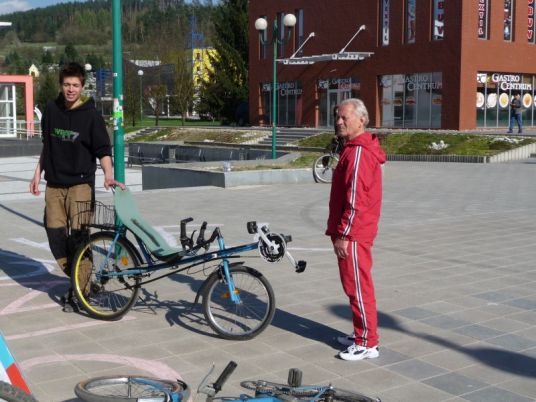 ...predvádza ľahocykel...