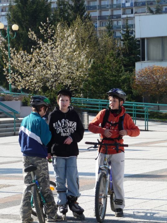 Začínajú sa schádzať mladší, ...