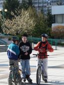 Začínajú sa schádzať mladší, ...