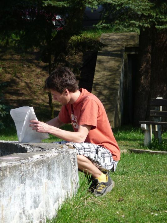 Na fontáne sa objavujú tajomné symboly a začína pátracia hra.