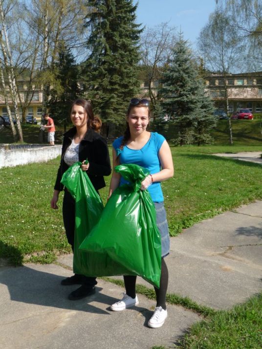 ...a začíname čistiť park.