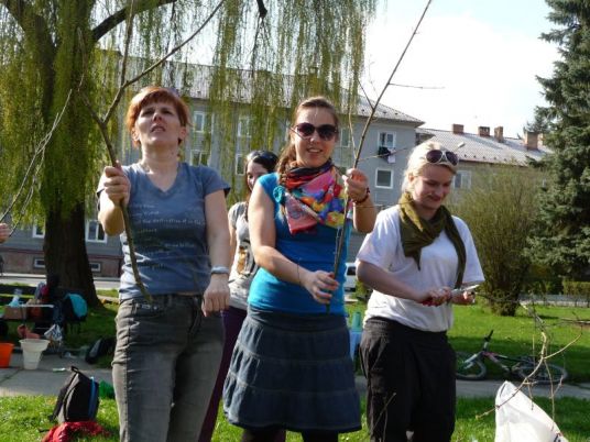 Pozrite ako silou mysle zlomím vetvičku! Začína vytvarníčenie...