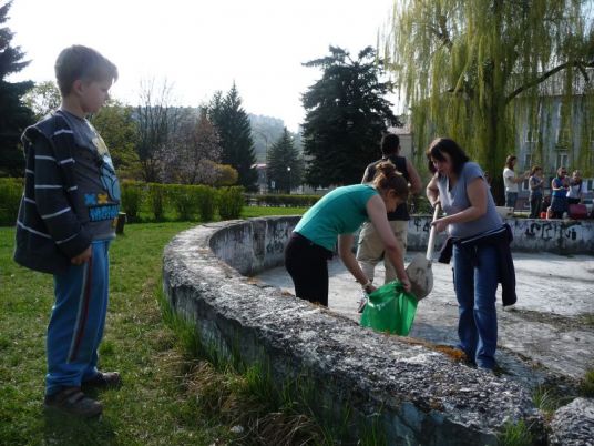 To ja by som im ukázal, ako sa drží lopata.