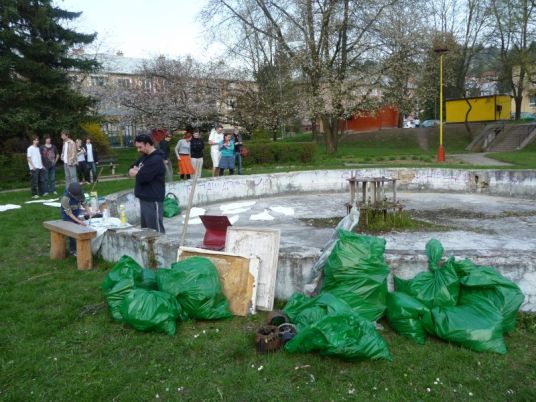 Čo všetko sa našlo v napohľad čistom parku.