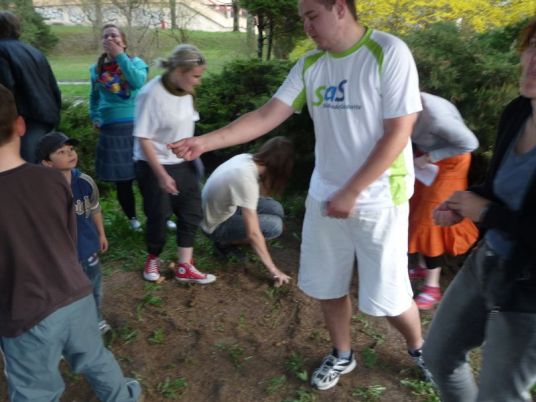 ...i ďalší pátrajú po poklade.