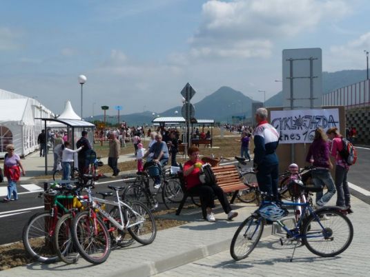Okolie nášho stánku sa stalo prirodzeným centrom bicyklov.