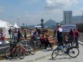 Okolie nášho stánku sa stalo prirodzeným centrom bicyklov.