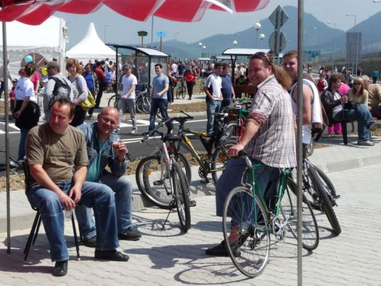 ...v košeli alebo tielku, ...