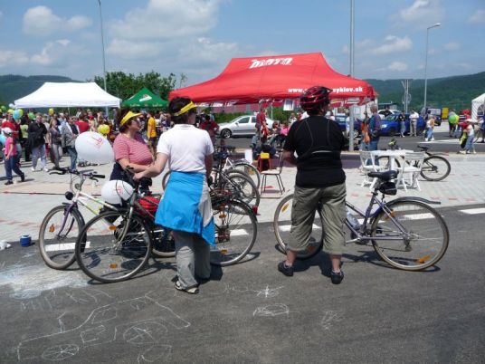 ...v šiltovke či v prilbe, ...