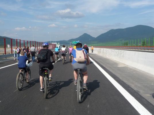 Začína cyklojazda na diaľnici.