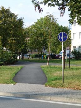 Cestička pre cyklistov pri Lánskej ulici.