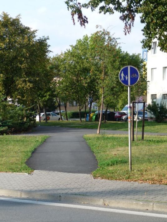 Cestička pre cyklistov pri Lánskej ulici