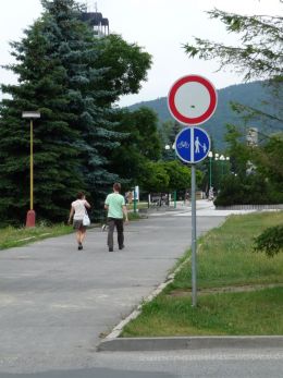 Nezmyselná značka pred kinom Mier. Označuje cestičku pre chodcov a cyklistov, kde je však zakázaný vjazd všetkým vozidlám, teda ja cyklistom.