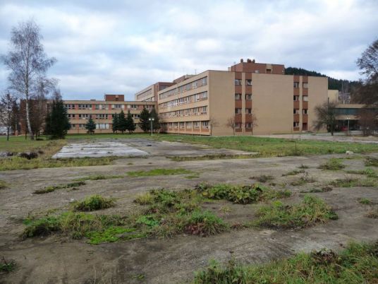 Obr. 3. V areáli nemocnice.