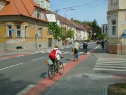 Uherské Hradiště. Červené zvýraznenie pruhu v križovatke. Foto: CDV Brno.