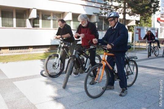 Kam s tou samolepkou?