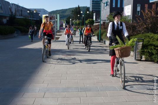 londýnska policajtka vedie neobvyklý sprievod